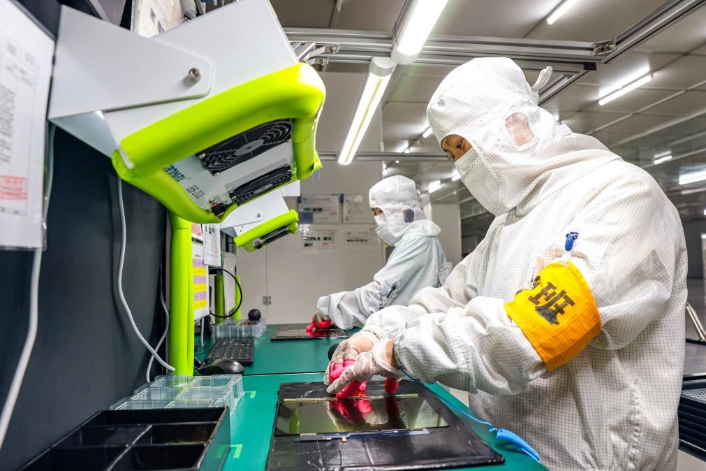 3月27日，在位于寧夏賀蘭工業(yè)園區(qū)的湯姆森電氣有限公司生產(chǎn)車間內(nèi)，工作人員制作硅膠絕緣護套。新華社記者 楊植森 攝