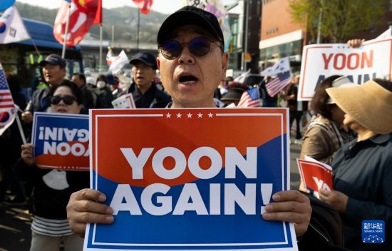 4月11日，在韓國首爾漢南洞官邸附近，支持者為韓國前總統(tǒng)尹錫悅送行。新華社發(fā)（全休相攝）