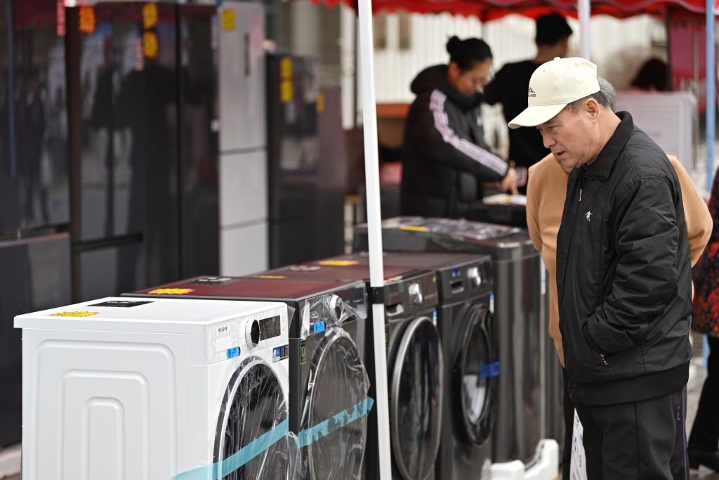 3月28日，天津市北辰區(qū)舉行2025年消費品以舊換新惠民服務(wù)活動，吸引眾多市民前來選購。新華社記者 李然 攝