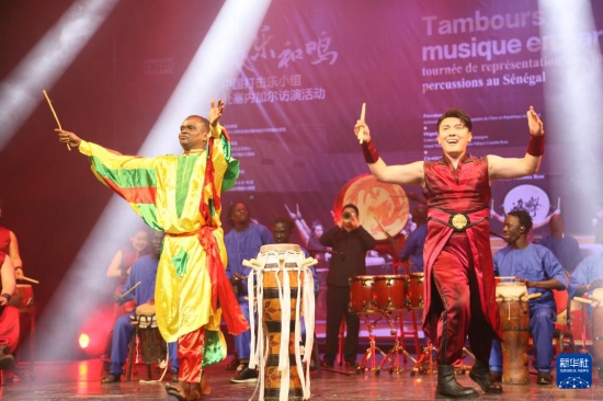 4月10日，在塞內(nèi)加爾首都達(dá)喀爾的國(guó)家大劇院，中央音樂(lè)學(xué)院進(jìn)擊打擊樂(lè)團(tuán)與塞內(nèi)加爾杜杜·恩迪亞耶·羅斯打擊樂(lè)團(tuán)同臺(tái)演出。新華社記者 司源 攝
