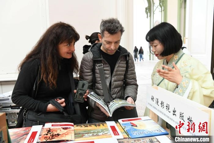 當?shù)貢r間4月11日，2025年巴黎圖書節(jié)在巴黎大皇宮揭幕。中國出版代表團攜千余種中國精品圖書亮相展會。 中新社記者 李洋 攝
