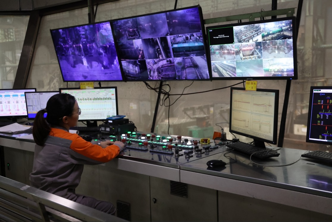 工作人員在馬中關(guān)丹產(chǎn)業(yè)園內(nèi)的聯(lián)合鋼鐵生產(chǎn)車間內(nèi)工作。（人民日?qǐng)?bào)記者楊一 攝）