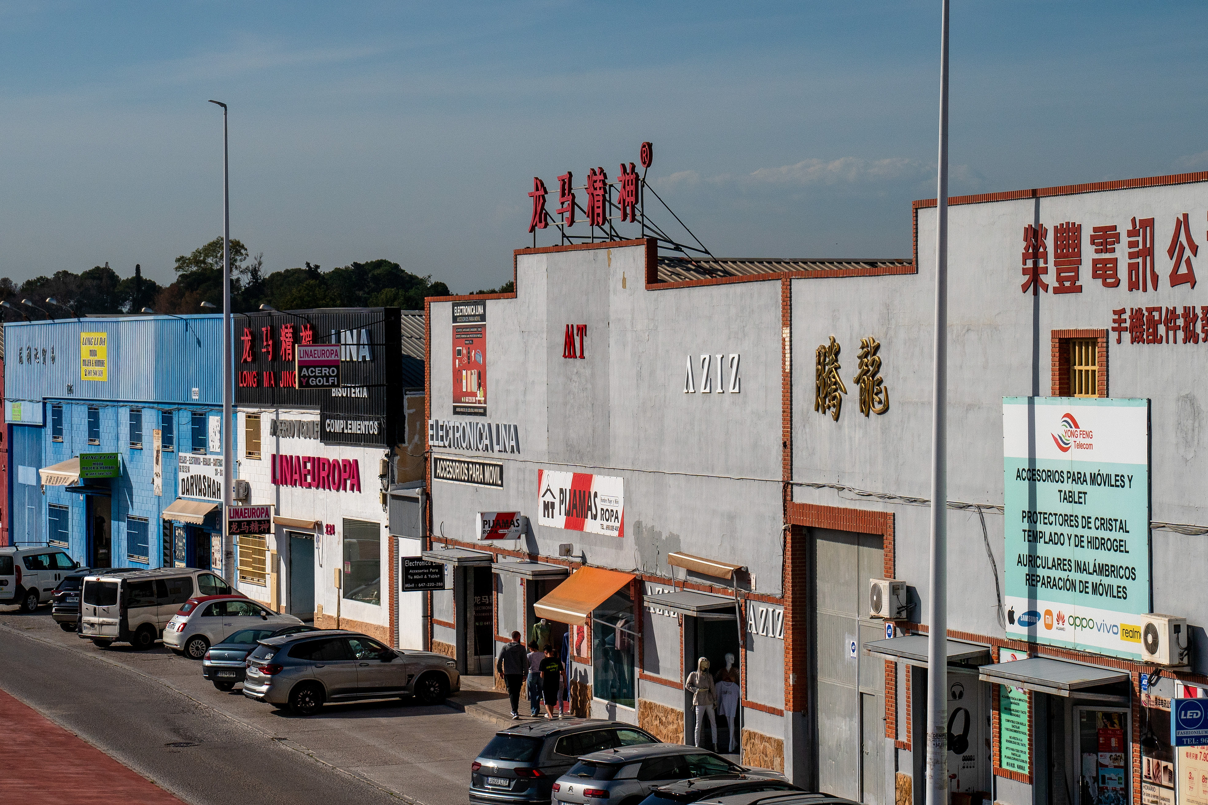 當(dāng)?shù)貢r(shí)間2025年4月10日，西班牙瓦倫西亞國際機(jī)場附近的中資批發(fā)零售商店。