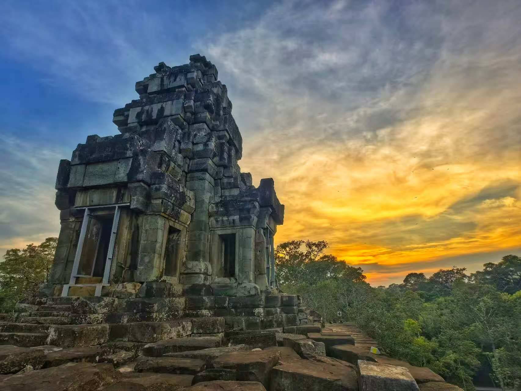 由中國(guó)專家修復(fù)的茶膠寺最高處的砂巖塔。（人民日?qǐng)?bào)記者強(qiáng)薇 攝）