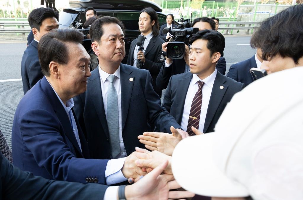 4月11日，韓國(guó)前總統(tǒng)尹錫悅（左一）在離開(kāi)首爾漢南洞官邸時(shí)與支持者握手。新華社發(fā)（全休相攝）