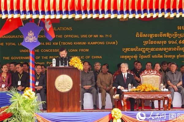 柬埔寨首相洪瑪奈在剪彩儀式上致辭。人民網(wǎng)記者 程是頡攝