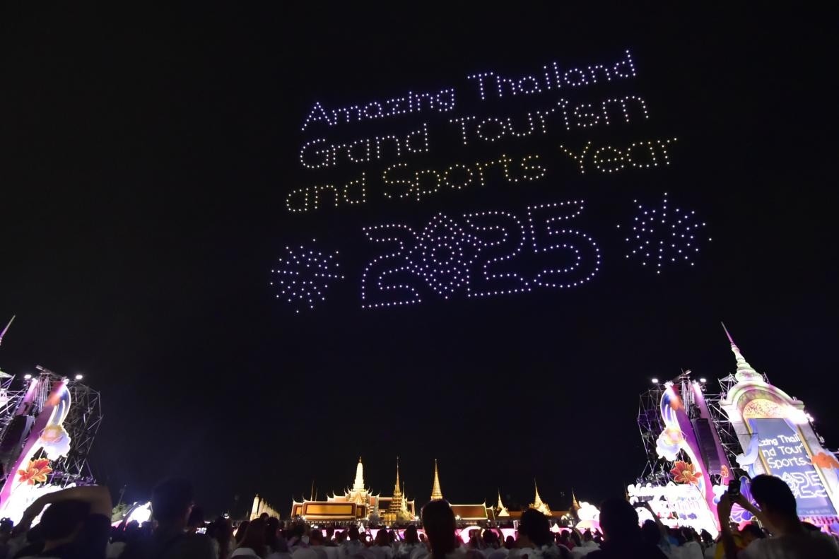 由1200架無人機(jī)組成的燈光秀點亮夜空。泰國國家旅游局供圖