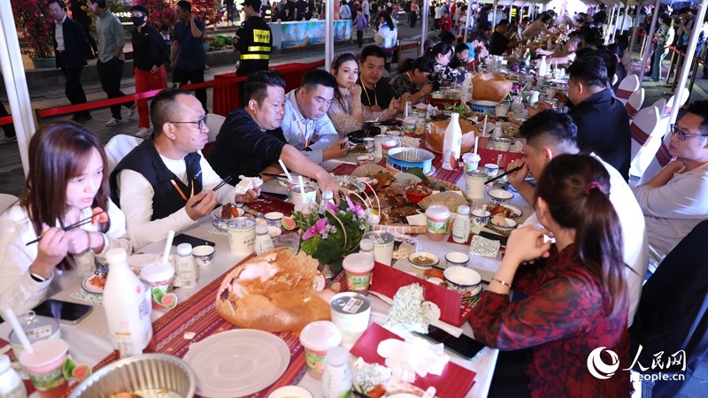 消博會(huì)嘉賓沉浸享用長(zhǎng)桌宴。人民網(wǎng)記者 符武平攝