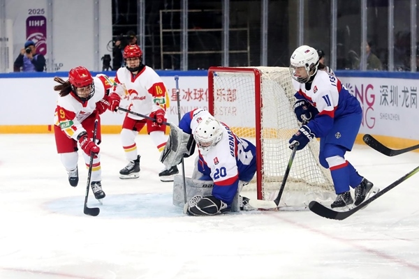 中國(guó)隊(duì)球員孔明會(huì)(左一)射門(mén)。圖片來(lái)源：中國(guó)冰球協(xié)會(huì)