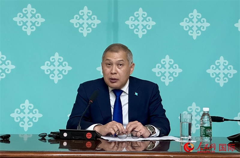 哈薩克斯坦駐華大使沙赫拉特·努雷舍夫在哈駐華大使館舉辦新聞發(fā)布會(huì)。人民網(wǎng)阿爾達(dá)克 攝