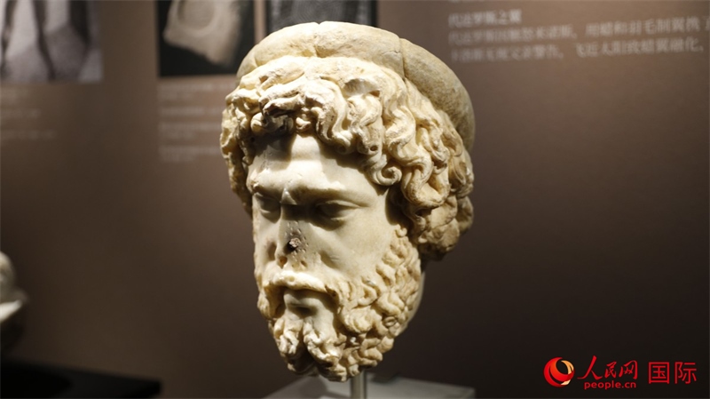 阿斯克勒庇俄斯大理石頭像。4月14日，來自希臘伊拉克利翁考古博物館的文物在故宮博物院展出。（人民網(wǎng) 張澤宇攝）