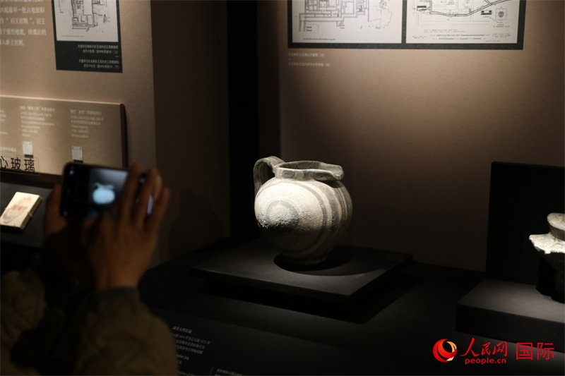 參觀者在拍攝。4月14日，來自希臘伊拉克利翁考古博物館的文物在故宮博物院展出。（人民網(wǎng) 張澤宇攝）