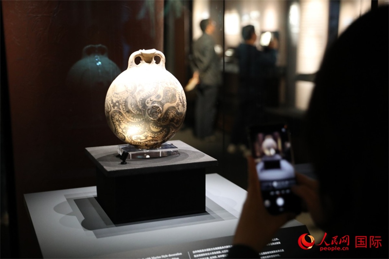 參觀者在拍攝。4月14日，來自希臘伊拉克利翁考古博物館的文物在故宮博物院展出。（人民網(wǎng) 張澤宇攝）