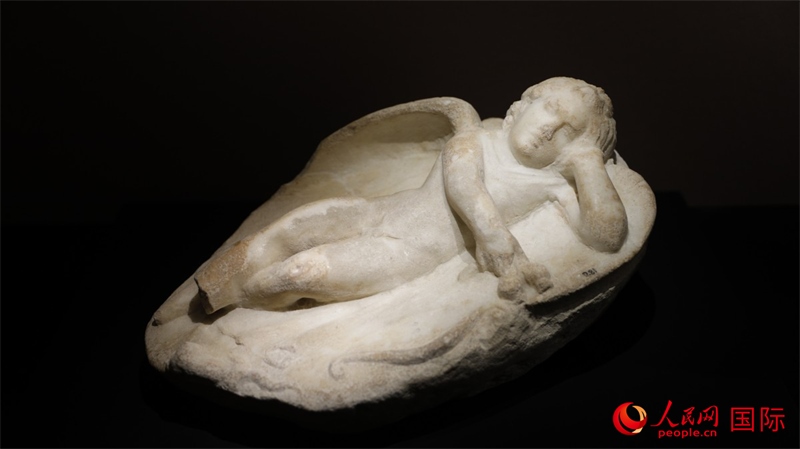 沉睡的厄洛斯大理石浮雕。4月14日，來自希臘伊拉克利翁考古博物館的文物在故宮博物院展出。（人民網(wǎng) 張澤宇攝）