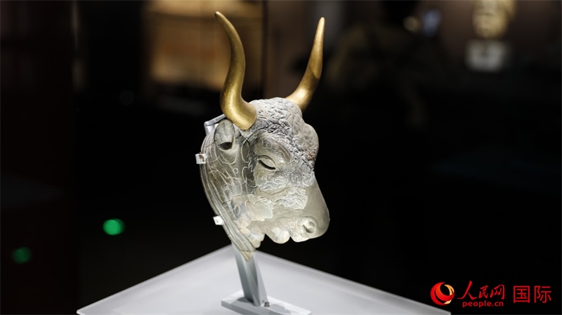 公牛頭型綠泥石來通杯。4月14日，來自希臘伊拉克利翁考古博物館的文物在故宮博物院展出。（人民網(wǎng) 張澤宇攝）