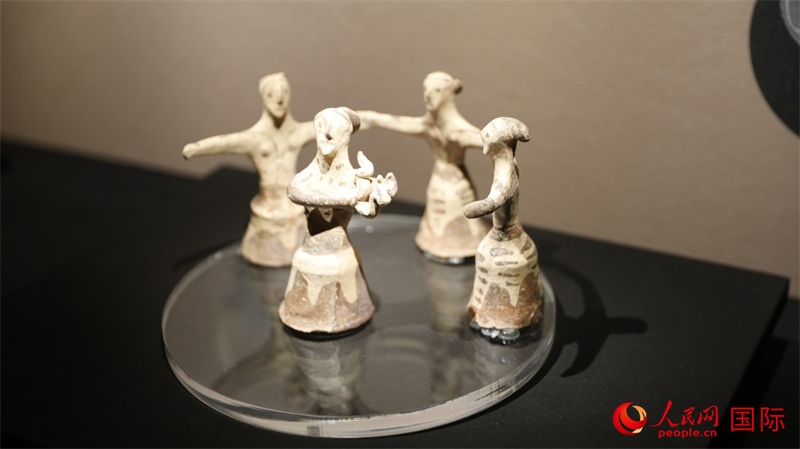 舞蹈者與音樂家雕塑群像。4月14日，來自希臘伊拉克利翁考古博物館的文物在故宮博物院展出。（人民網(wǎng) 張澤宇攝）