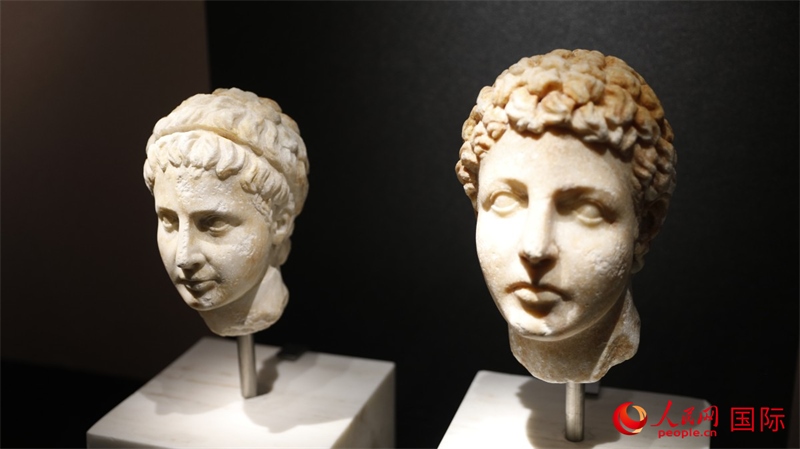 兄弟大理石頭像。4月14日，來自希臘伊拉克利翁考古博物館的文物在故宮博物院展出。（人民網(wǎng) 張澤宇攝）