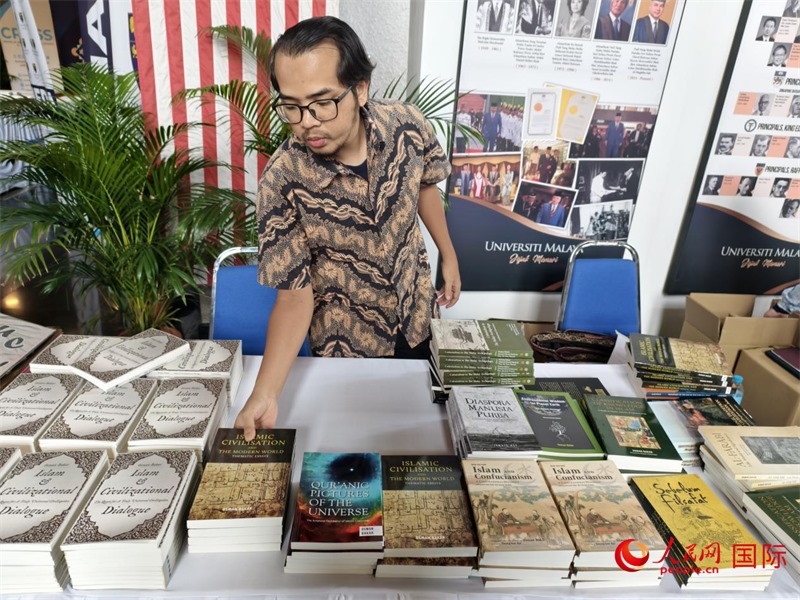 2025文明對話國際會議相關專家書籍售賣處 人民網褚君攝