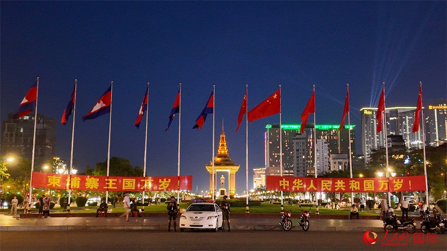 在習(xí)近平主席到訪柬埔寨前夕，人民網(wǎng)記者在柬埔寨首都金邊獨(dú)立紀(jì)念碑等地標(biāo)建筑附近看到，道路兩旁懸掛起中柬兩國國旗和“柬埔寨王國萬歲！”“中華人民共和國萬歲！”等中文歡迎橫幅。人民網(wǎng)記者 盛楚宜攝