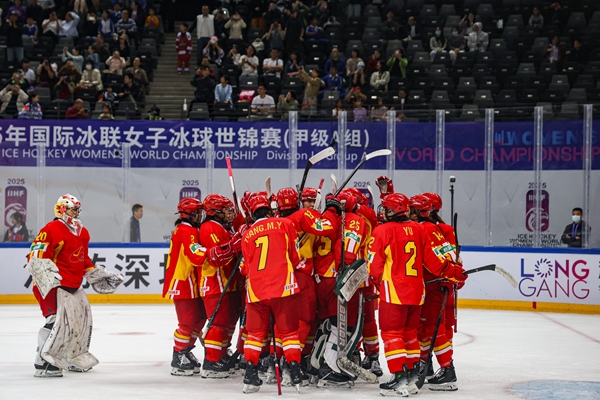 中國隊(duì)球員慶祝勝利。圖片來源：中國冰球協(xié)會