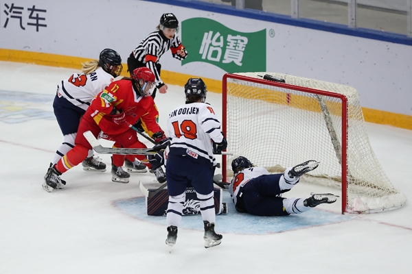 中國隊(duì)球員曲樂(左二)破門得分。圖片來源：中國冰球協(xié)會 此役中國隊(duì)首發(fā)陣容是詹佳慧、于柏巍、孔明會、趙啟男、曲樂、方新。比賽進(jìn)行至2分43秒，荷蘭隊(duì)率先取得進(jìn)球，1:0領(lǐng)先。失球后的中國隊(duì)打得更加積極主動，多次獲得射門機(jī)會，但可惜沒有破門得分。 第二節(jié)39分34秒，中國隊(duì)曲樂在王佳欣和孔明會的助攻下破門，將比分扳平，這也是中國隊(duì)在本屆賽事中取得的首個進(jìn)球。 末節(jié)43分42秒，荷蘭隊(duì)球員勾人犯規(guī)，被判罰任意球。中國隊(duì)張夢瑩執(zhí)行并打進(jìn)，2:1反超比分。最后階段，荷蘭隊(duì)撤下守門員，場上6人進(jìn)攻但未能進(jìn)球。最終，中國隊(duì)以2:1逆轉(zhuǎn)戰(zhàn)勝對手，取得本屆世錦賽首場勝利。 在昨日進(jìn)行的另外兩場比賽中，奧地利隊(duì)3:2力克斯洛伐克隊(duì)，法國隊(duì)2:1戰(zhàn)勝丹麥隊(duì)。三輪比賽過后，奧地利隊(duì)三戰(zhàn)全勝領(lǐng)跑積分榜，斯洛伐克隊(duì)和法國隊(duì)2勝1負(fù)分列二、三位，丹麥隊(duì)和中國隊(duì)1勝2負(fù)排在四至五位，荷蘭隊(duì)三戰(zhàn)皆負(fù)積分墊底。