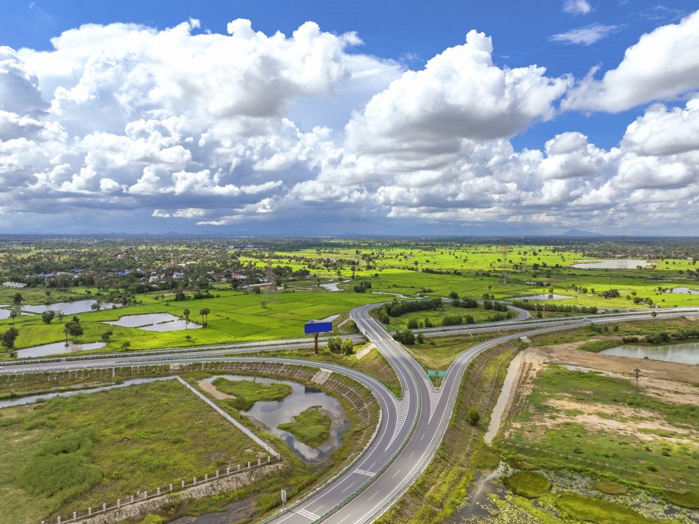 2024年9月25日在柬埔寨磅士卑省拍攝的金港高速公路（無人機(jī)照片）。連接柬埔寨首都金邊和最大深水海港西哈努克港的金港高速公路，是中柬共建“一帶一路”標(biāo)志性項(xiàng)目。