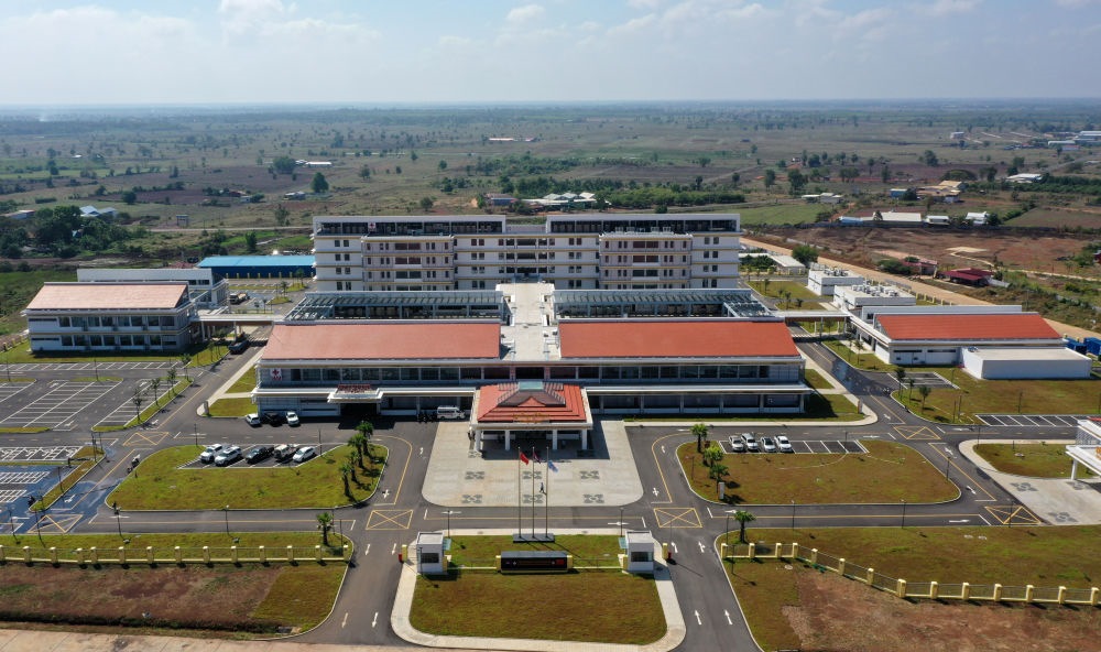 2022年2月17日在柬埔寨特本克蒙省新區(qū)拍攝的中國(guó)援柬埔寨特本克蒙省醫(yī)院。