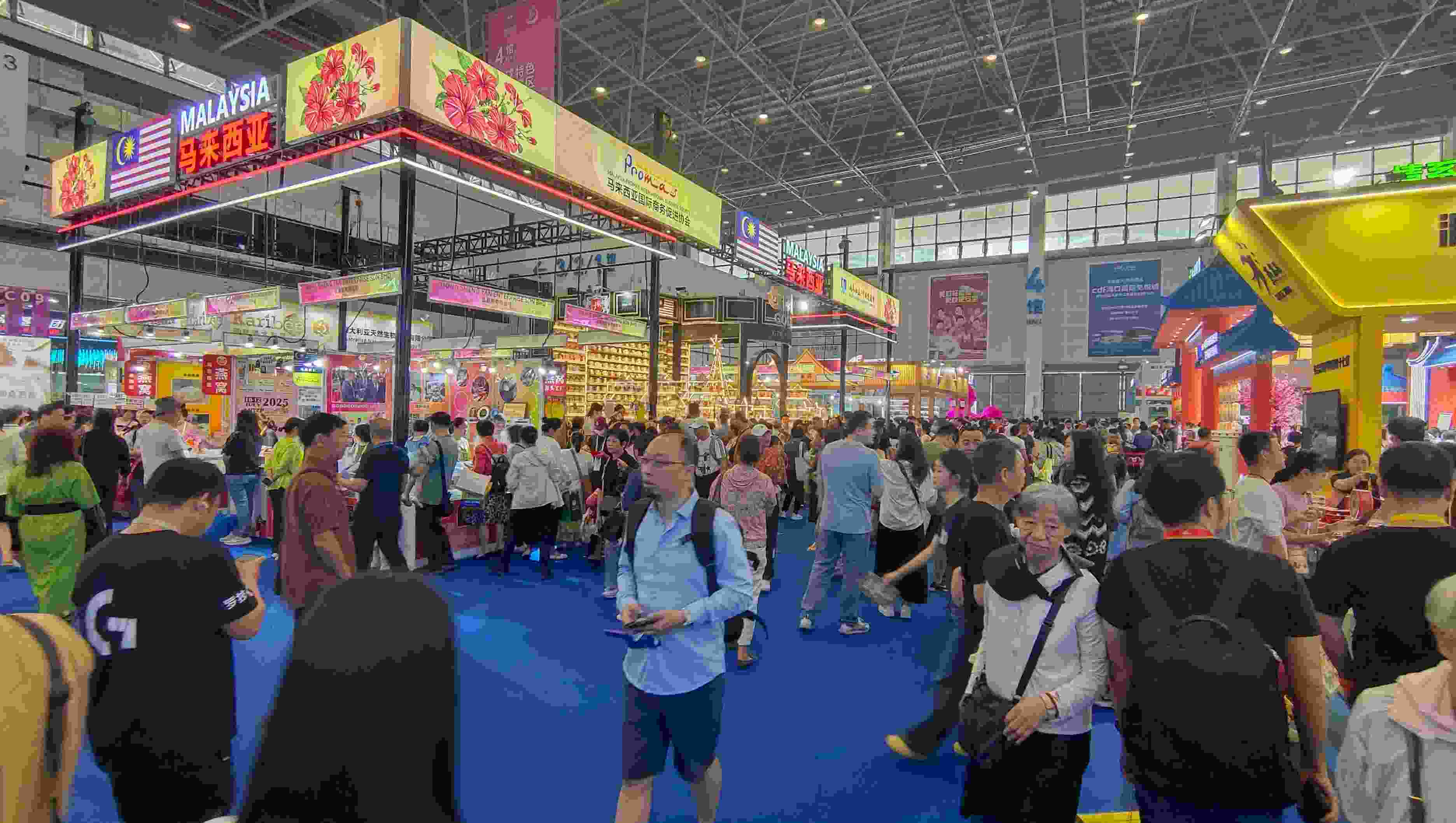 消博會(huì)迎來(lái)公眾開放日，眾多市民、客商來(lái)到展館參觀、購(gòu)物。人民網(wǎng)記者 李彤?dāng)z