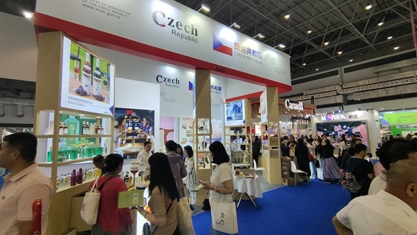 觀展者在各國(guó)展臺(tái)采購(gòu)、咨詢。人民網(wǎng)記者 李彤?dāng)z