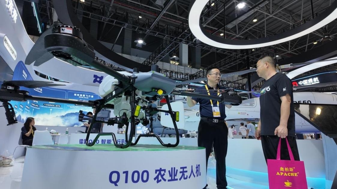低空經(jīng)濟(jì)展區(qū)展出的農(nóng)業(yè)無(wú)人機(jī)裝備。人民網(wǎng) 歐陽(yáng)易佳攝