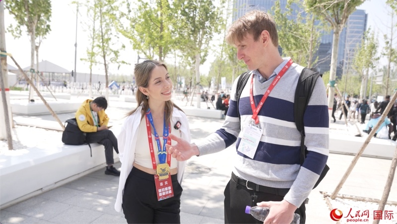 墨西哥的參賽選手阿蘭薩蘇?巴燕（左）與瑞士選手喬文韜。人民網(wǎng)記者 袁蒙攝