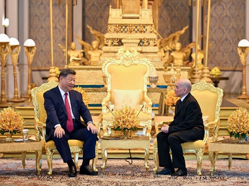 4月17日，柬埔寨國(guó)王西哈莫尼同習(xí)近平主席在金邊王宮舉行會(huì)見(jiàn)。