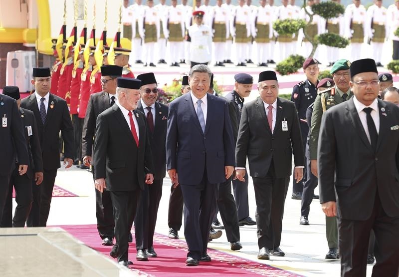 4月16日，馬來(lái)西亞最高元首易卜拉欣在馬來(lái)西亞國(guó)家王宮廣場(chǎng)為習(xí)近平主席舉行隆重歡迎儀式。