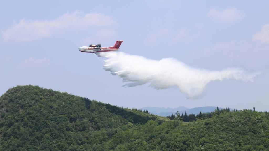AG600飛機在四川西昌開展典型滅火場景驗證試飛科目（2023年6月攝）。新華社發(fā)（中國航空工業(yè)集團供圖）