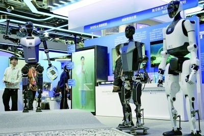 3月27日，在中關(guān)村展示中心常設(shè)展上，人形機(jī)器人“天工”向參觀者招手示意。新華社記者 鞠煥宗攝