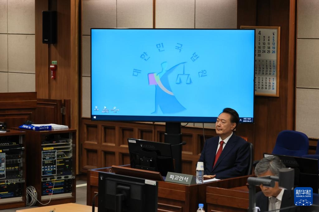 4月21日，尹錫悅在韓國(guó)首爾中央地方法院出席庭審。新華社/紐西斯通訊社
