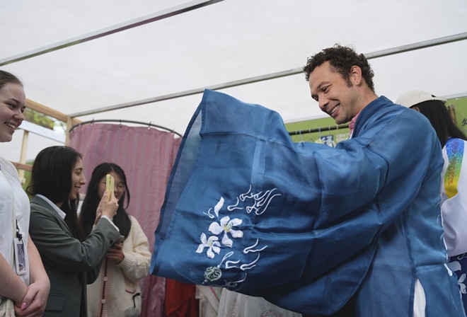 外國(guó)青年試穿漢服。中外語(yǔ)言交流合作中心供圖