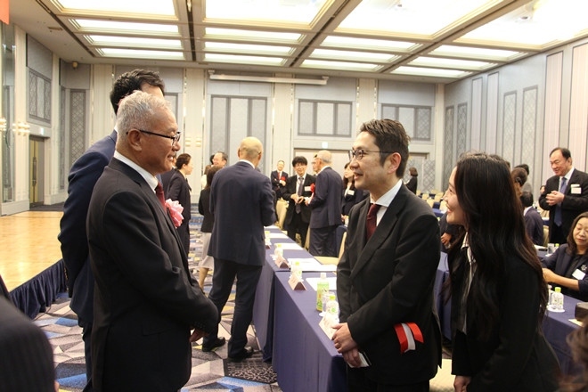 與會嘉賓熱切交流。中國駐福岡總領(lǐng)館供圖