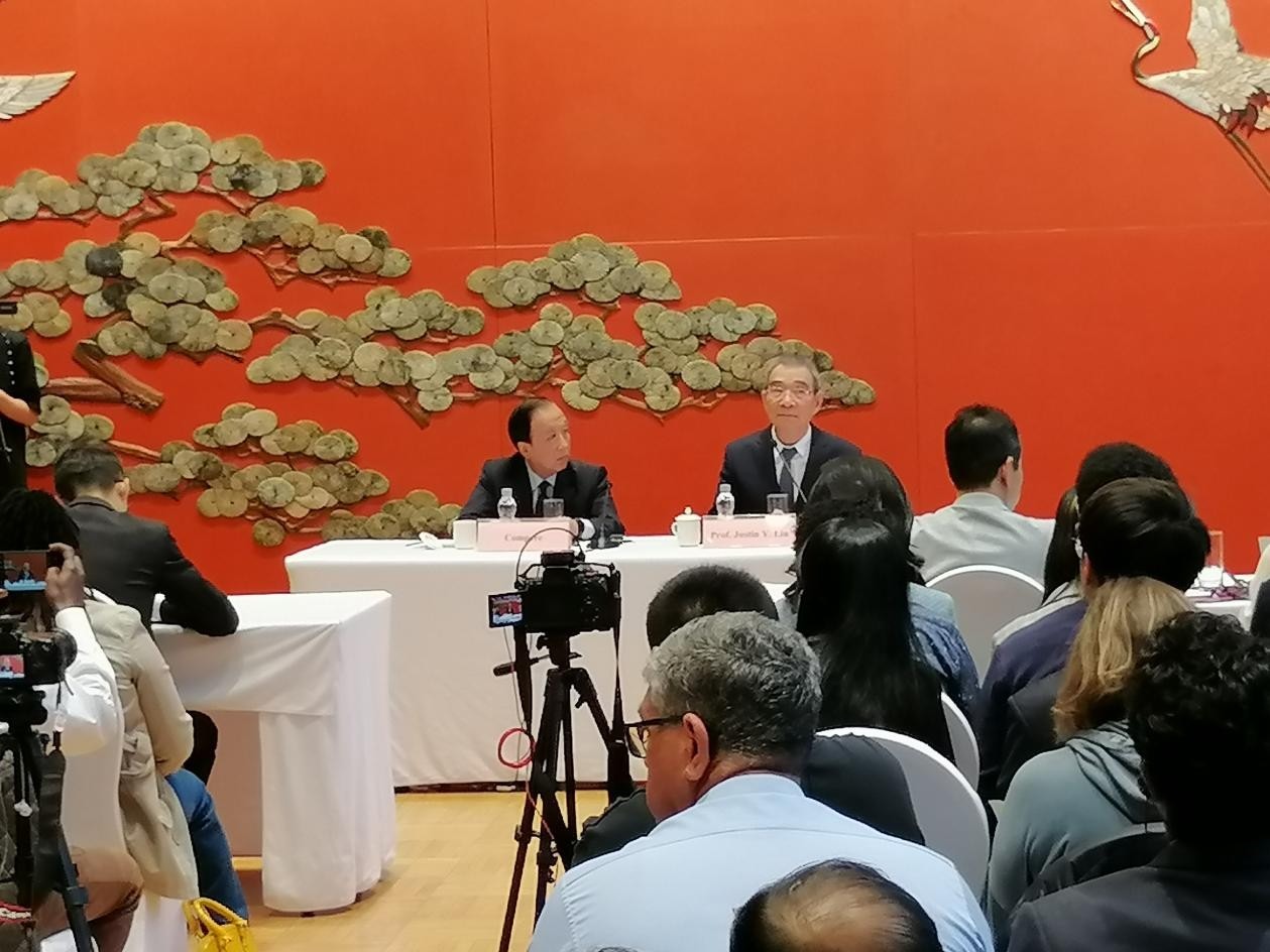 圖為21日舉行的“臨甲7號(hào)沙龍”，林毅夫（右一）在回答中外媒體記者的提問(wèn)。 人民網(wǎng)記者 李瀟攝