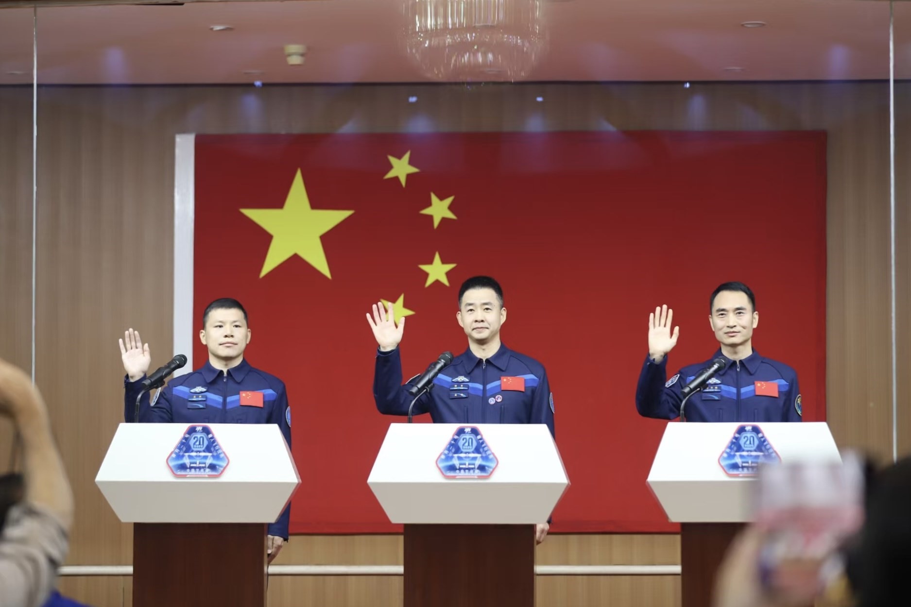 4月23日，神舟二十號航天員乘組在酒泉衛(wèi)星發(fā)射中心問天閣與中外媒體記者集體見面。人民網(wǎng)記者 黃帆攝