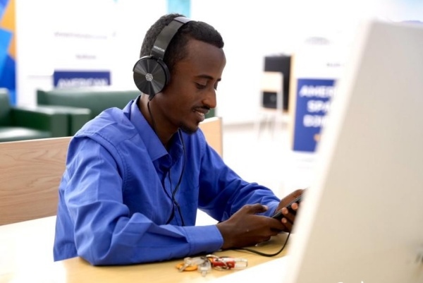 在明亮現(xiàn)代的信息技術(shù)閱覽室，當(dāng)?shù)刈x者正在沉浸式學(xué)習(xí)，塔里克·易卜拉欣攝