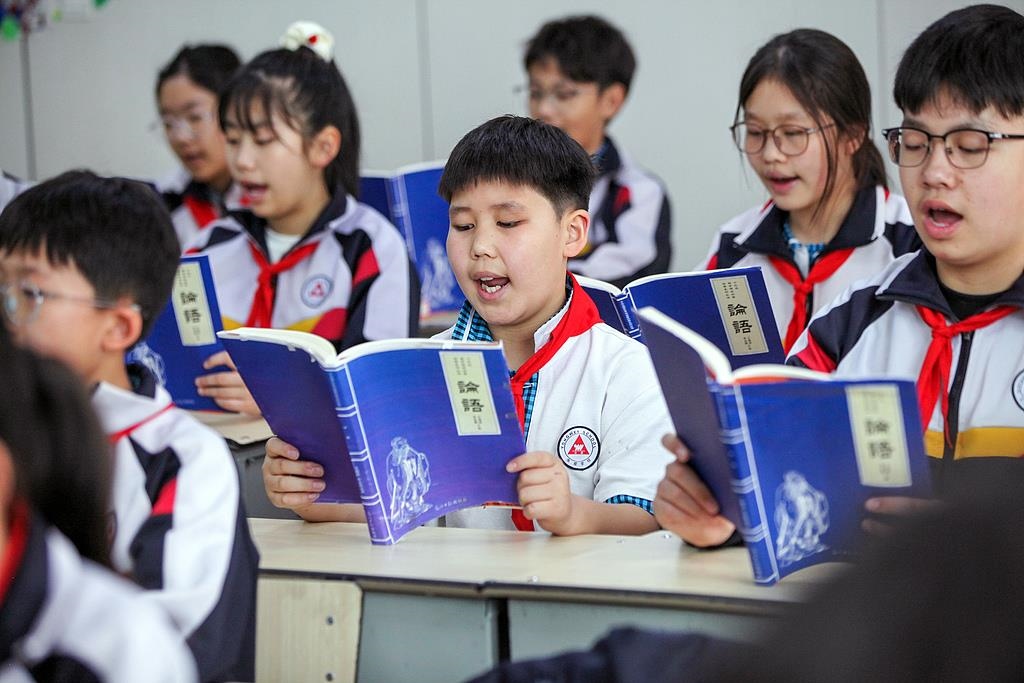 △2025年4月21日，河南焦作，學生們在誦讀《論語》。