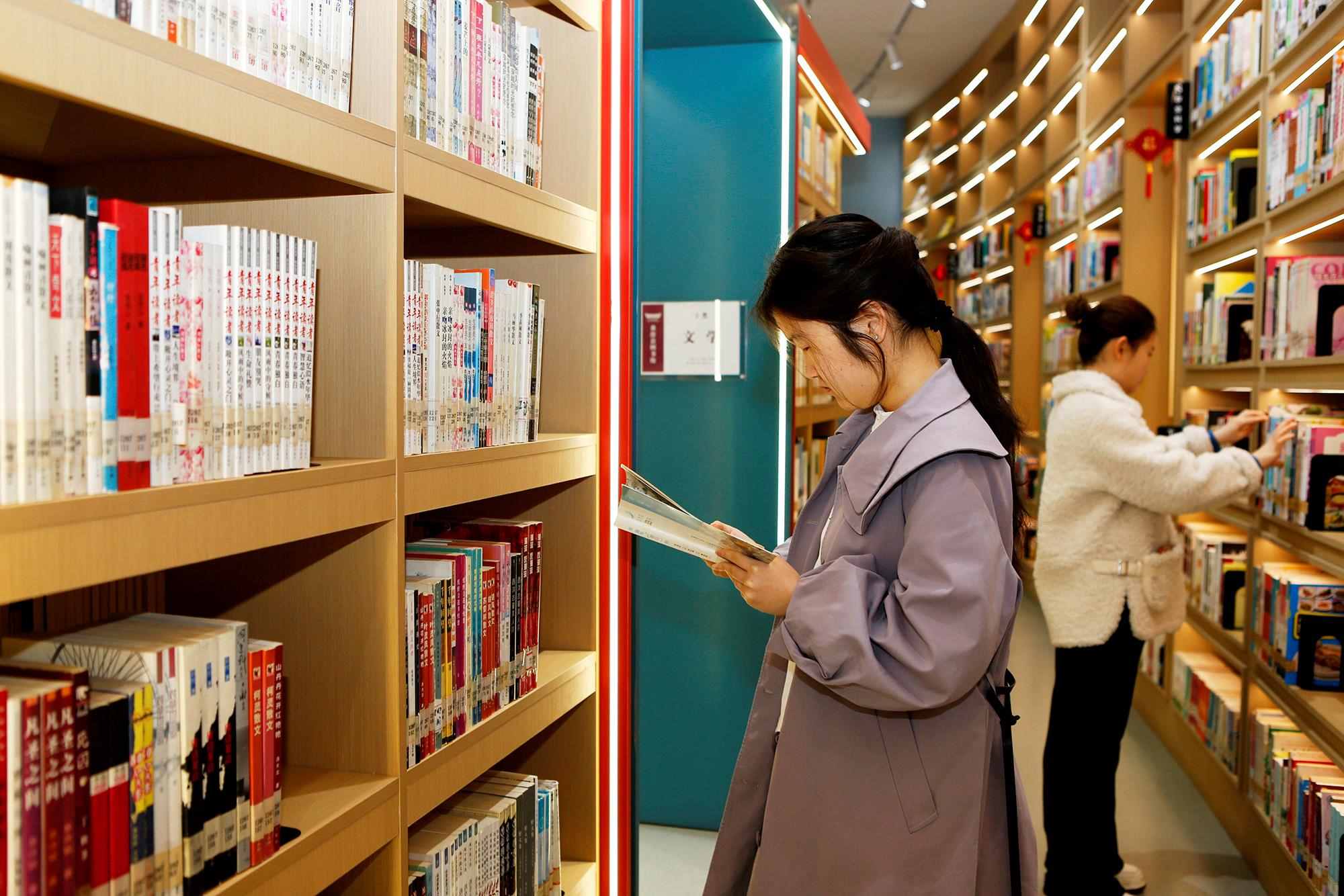 △2025年3月29日，讀者在山西臨汾市襄汾縣圖書館閱讀。