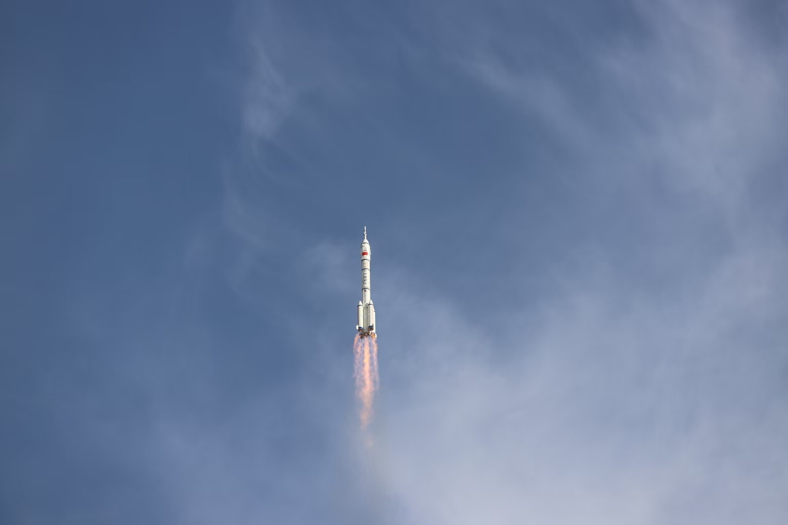 長征二號F遙二十運載火箭點火發(fā)射。人民網(wǎng)記者 黃帆攝