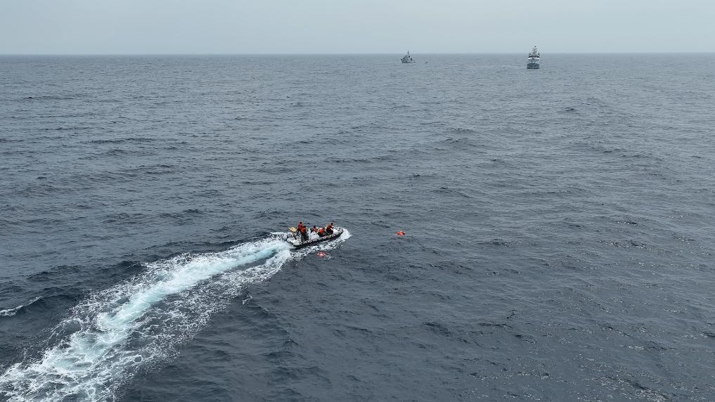 4月23日，中越海警開展海上聯(lián)合搜救演練，模擬營救落水人員。（中國海警供圖）