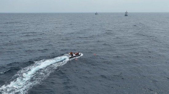 4月23日，中越海警開(kāi)展海上聯(lián)合搜救演練，模擬營(yíng)救落水人員。（中國(guó)海警供圖）