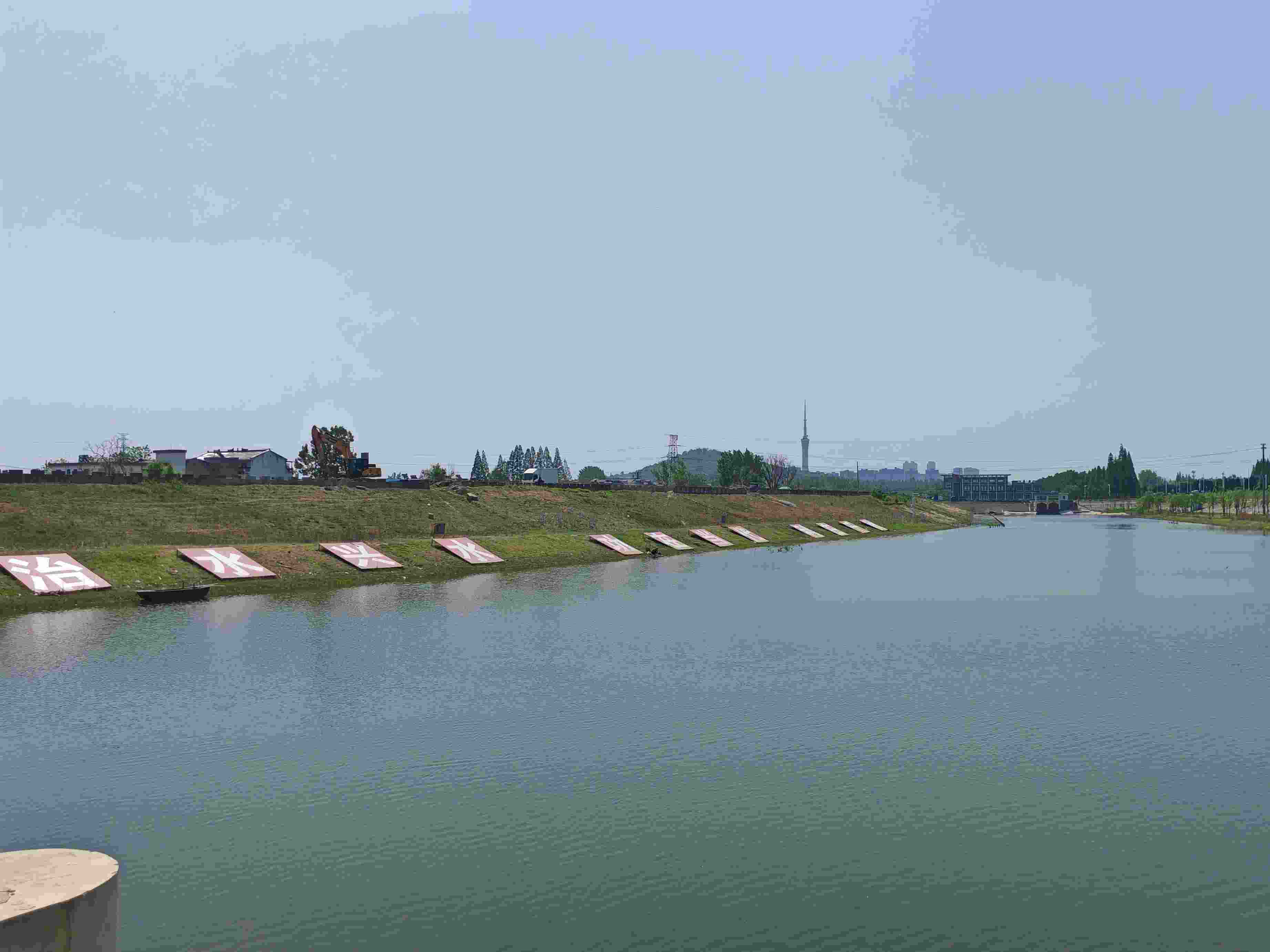 在龍子湖樞紐上眺望靚麗的淮河美景。人民網(wǎng)記者 王子鋒攝