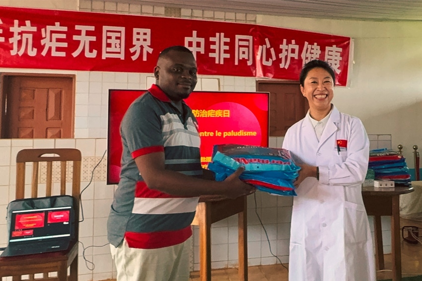 【3】贈送抗瘧物資。中國（山西）第24批援喀麥隆姆巴爾馬尤醫(yī)療隊 供圖