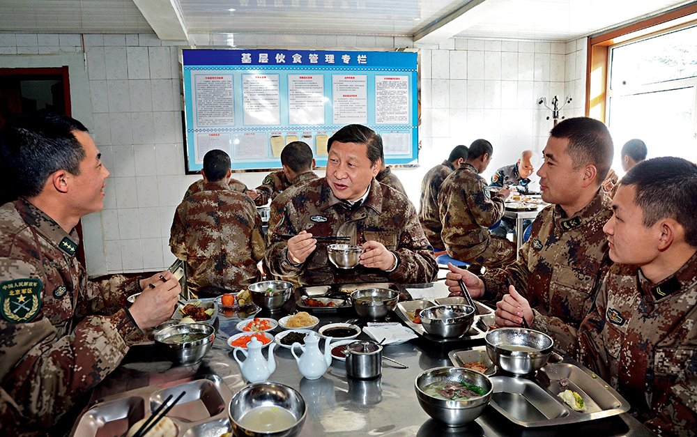 2014年1月26日，習(xí)近平主席專程來到內(nèi)蒙古軍區(qū)邊防某部，親切看望慰問戍邊官兵。這是在連隊食堂，習(xí)近平主席同戰(zhàn)士們一起用餐。