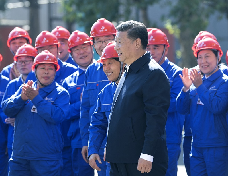 2018年9月26日，在中國一重集團，習(xí)近平總書記走到工人中間，同大家親切交流。